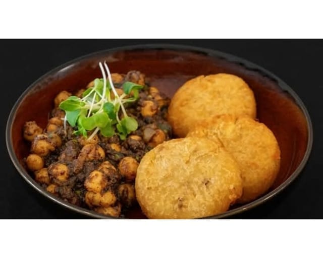 Aloo Tikki & Pindi Cholley Tray.
